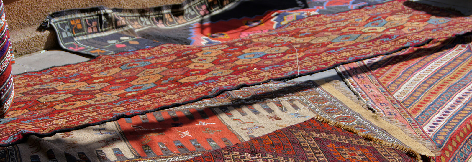 Differences Between Old Carpets and Rugs
